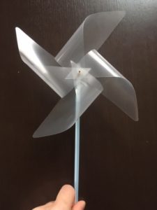 風車の作り方クリアファイルで簡単手作り 丈夫でよく回るよ こまった時はよってって